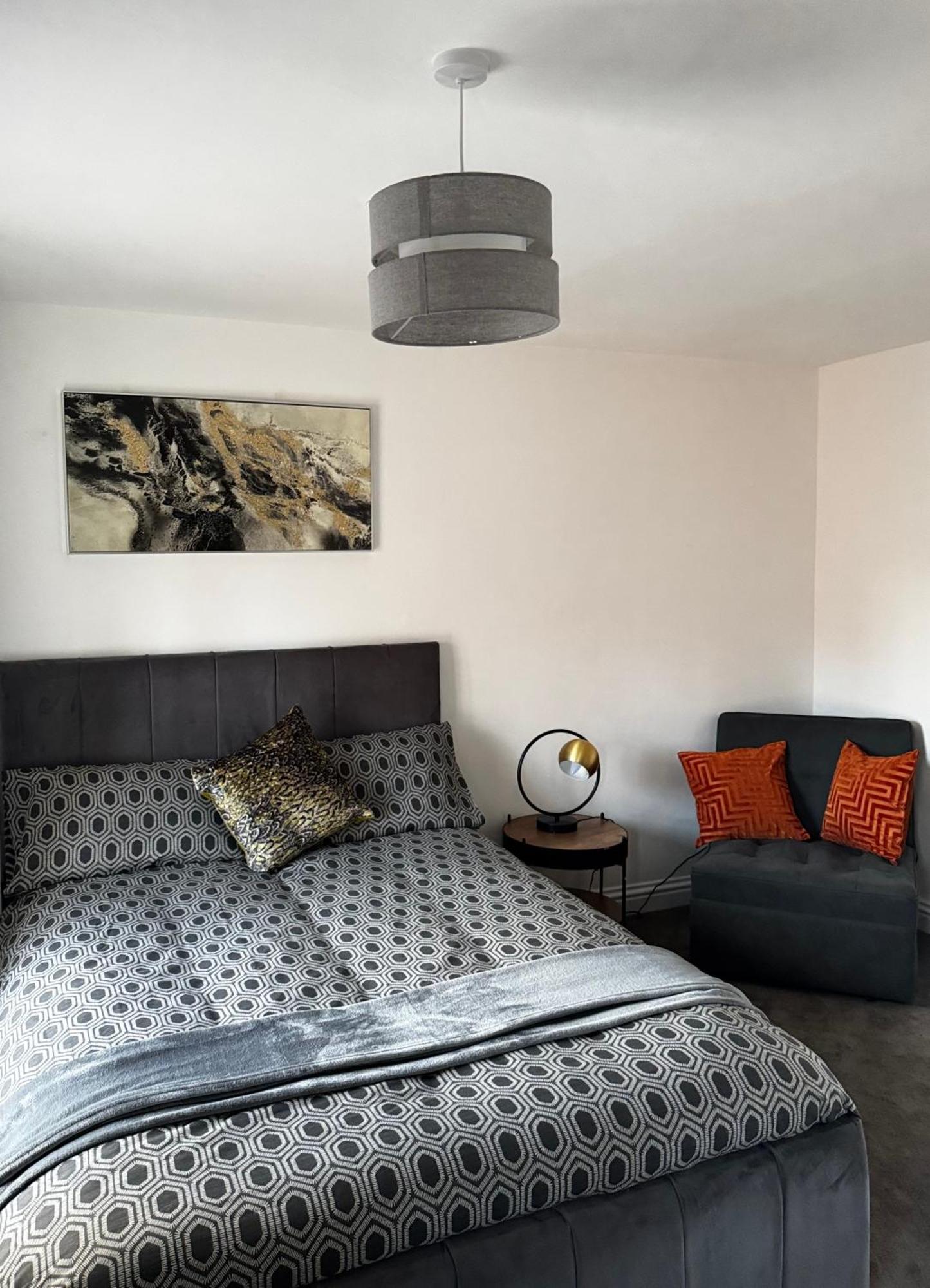 Link Perfect For Concert Goers, Football Fans And Contractors, Closer To Centre, Everton, Grounds Apartment *
